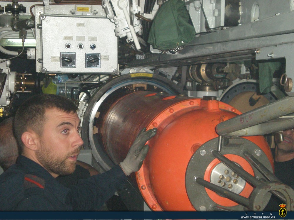 Ejercicio de minado en un submarino clase 70, carga de una mina en un tubo lanzatorpedos.